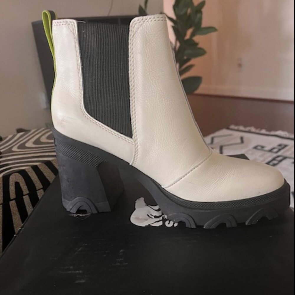 Sorel Platform OffWhite Boots size 7.5 M